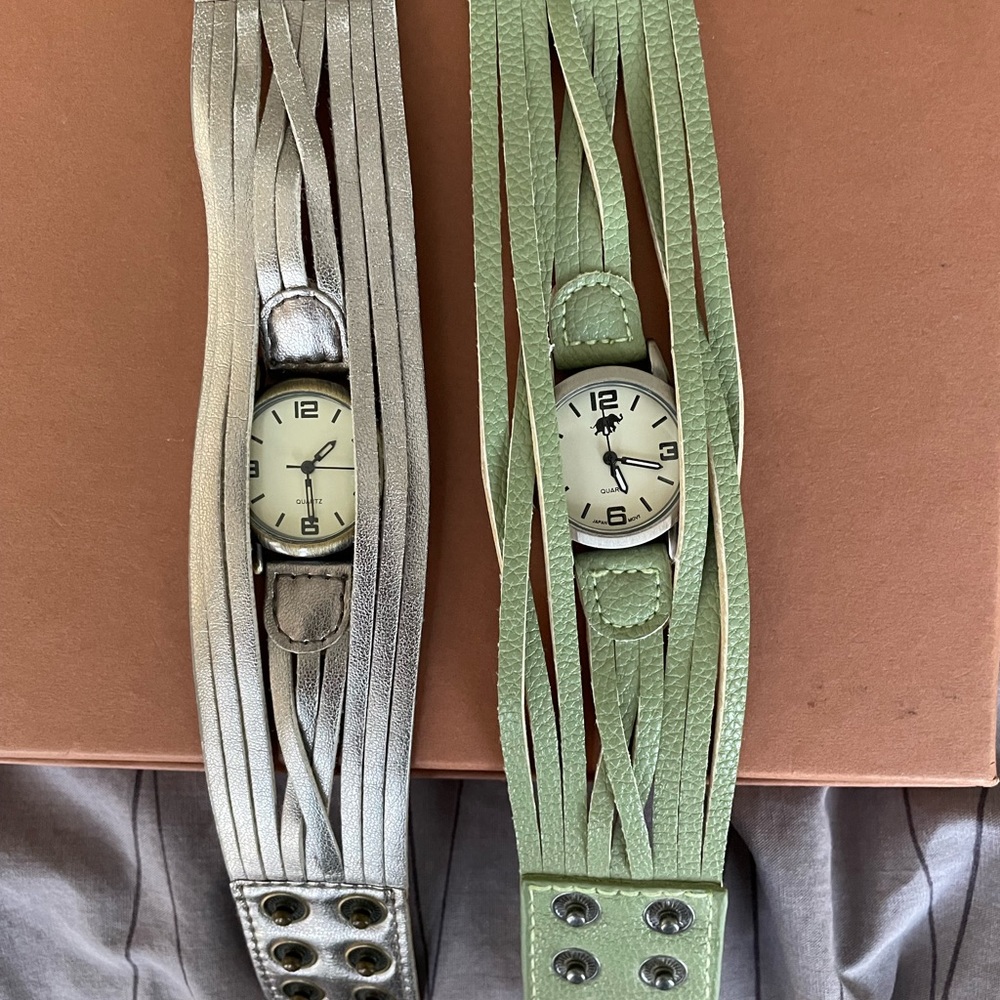 Fashion bracelet watch. Good condition, needs battery replacement.